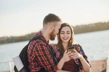 Sevgili çift yürüyüşe çıkmış.