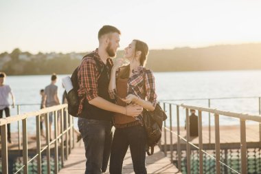 Sevgili çift yürüyüşe çıkmış.