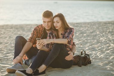 Sevgili çift yürüyüşe çıkmış.