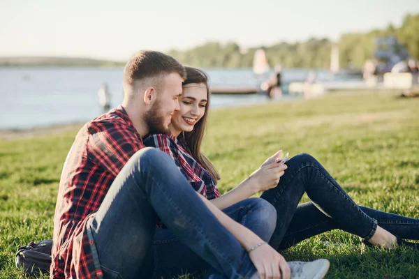 Pareja cariñosa en un paseo —  Fotos de Stock