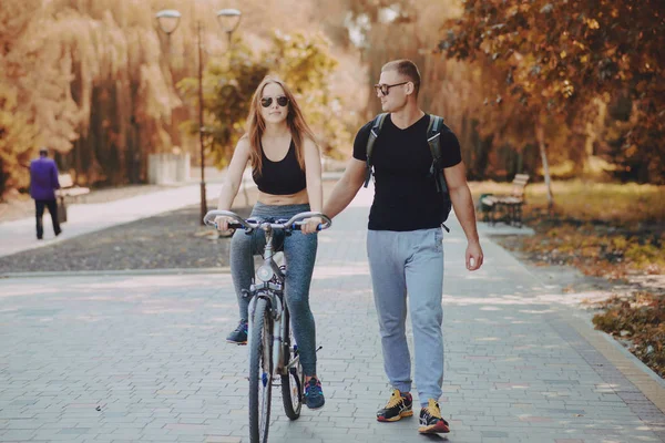 Uomo e donna nel parco — Foto Stock