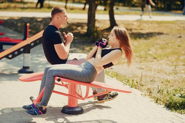 Homme et femme dans le parc — Photo