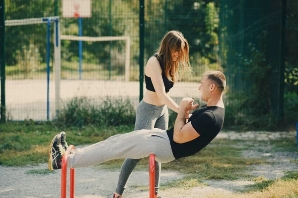 Mann und Frau im Park — Stockfoto