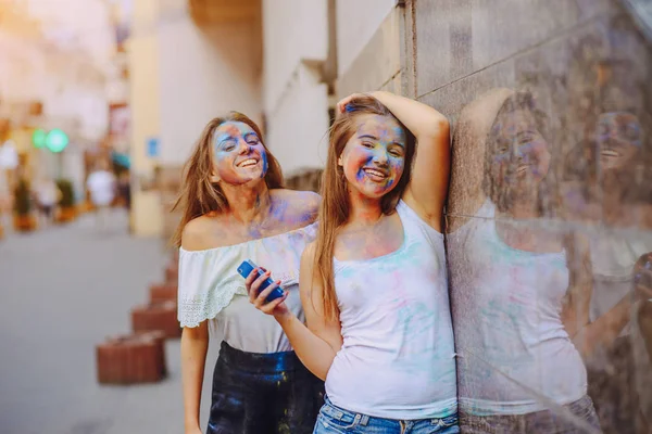 Girl with paints — Stock Photo, Image
