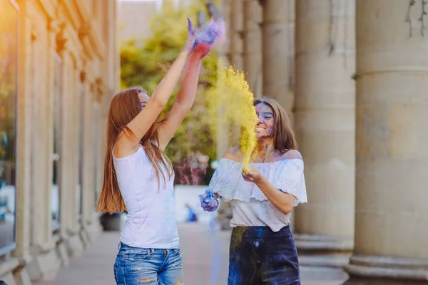 Menina com tintas — Fotografia de Stock