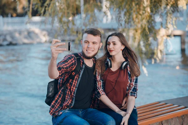 Coppia amorevole su una passeggiata — Foto Stock