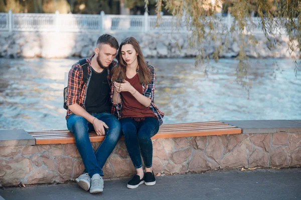 Couple aimant sur une promenade — Photo