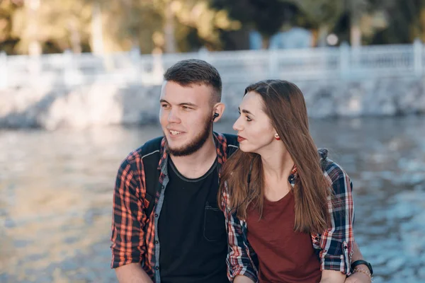 Älskade par på en promenad — Stockfoto