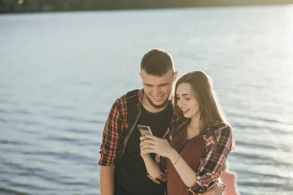 Pareja cariñosa en un paseo — Foto de Stock