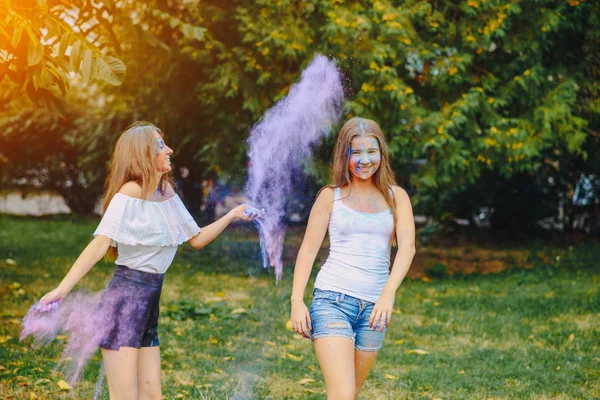 Menina com tintas — Fotografia de Stock