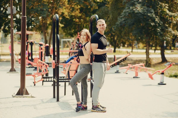 Uomo e donna nel parco — Foto Stock