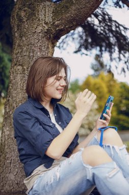 yolda üç güzel kız