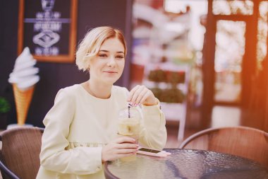 Yürüyüşe çıkmış bir kız