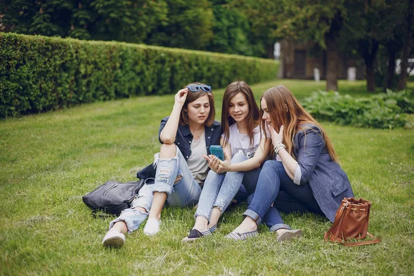 Drei schöne Mädchen zu Fuß — Stockfoto