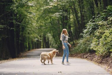 açık havada Köpeğiyle yürüyen Çift
