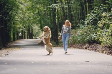 açık havada Köpeğiyle yürüyen Çift