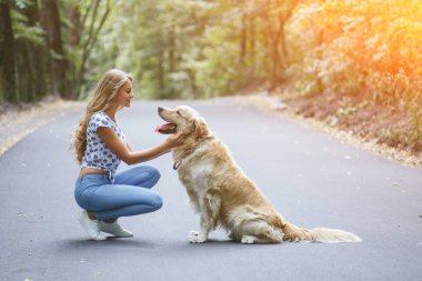 açık havada Köpeğiyle yürüyen Çift