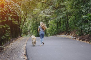 açık havada Köpeğiyle yürüyen Çift