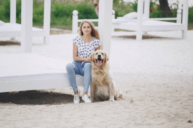 açık havada Köpeğiyle yürüyen Çift