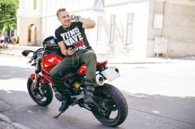 motorcyclis harika zaman tutar