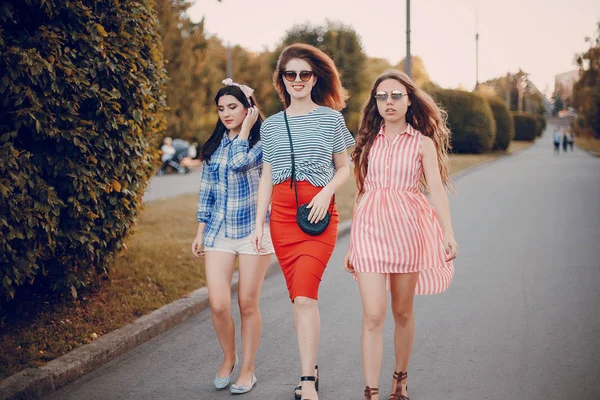 Tres chicas en un paseo —  Fotos de Stock