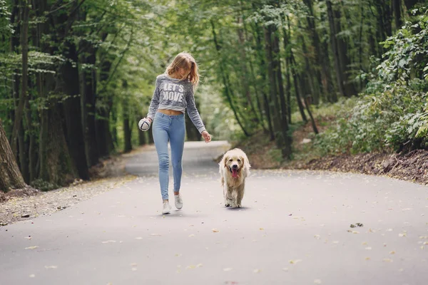 Par promenader utomhus med hennes hund — Stockfoto