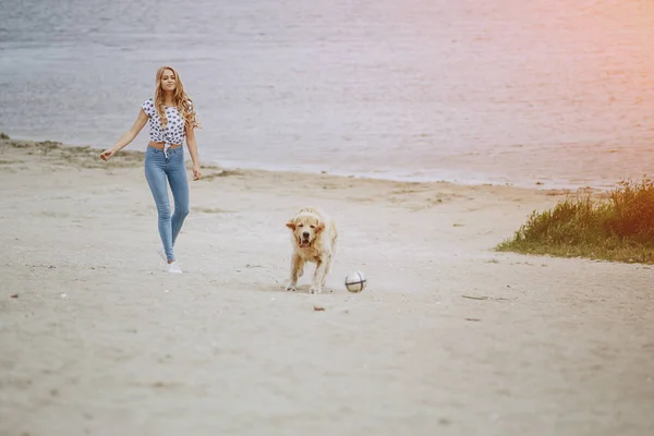 Paar buiten wandelen met haar hond — Stockfoto