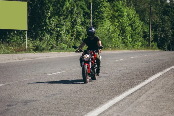 Motorcyclis drží skvěle — Stock fotografie