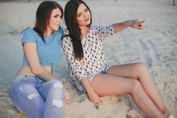 两个女孩在沙子里 — 图库照片