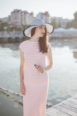 Pembe elbiseli kız.