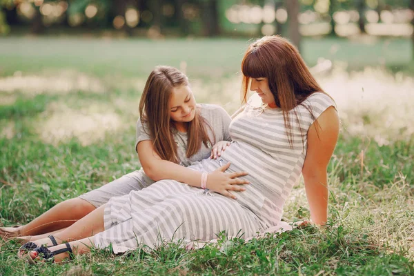 Pregnant mother and daughter — Stock Photo, Image