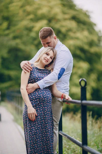 Couple dans le parc — Photo