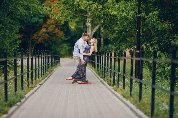 Para w parku — Zdjęcie stockowe