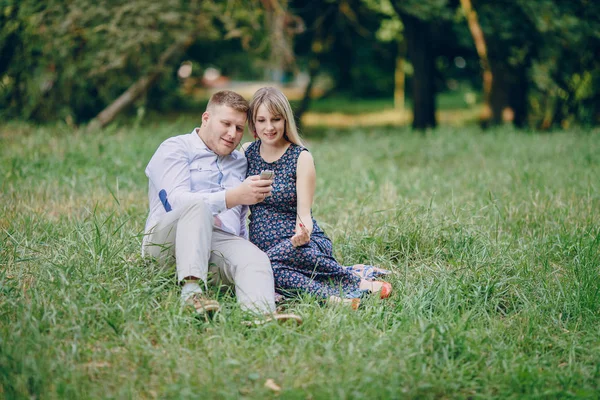 Koppel in het park — Stockfoto