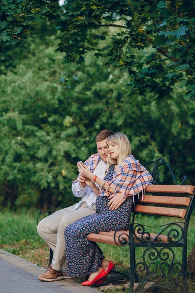 Pareja en el parque —  Fotos de Stock