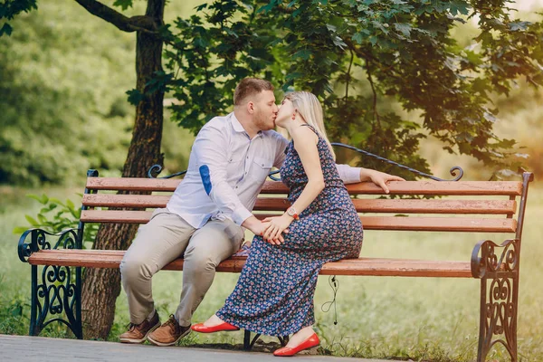 Koppel in het park — Stockfoto