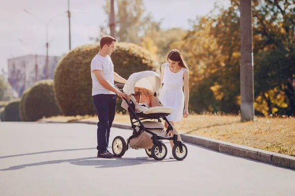 Familj i parken — Stockfoto