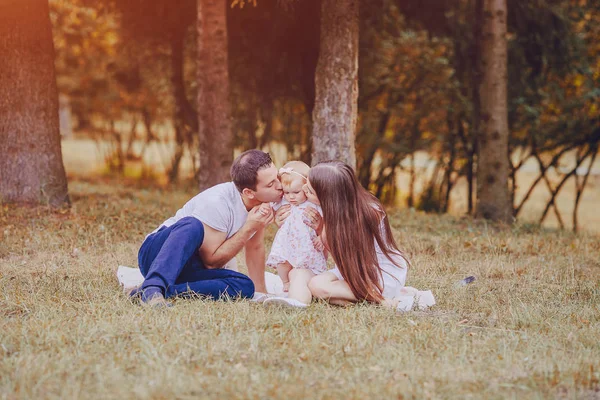 Familia en el parque —  Fotos de Stock