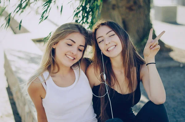 Ragazza con le cuffie — Foto Stock