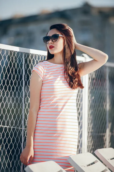 Chica en un vestido rosa — Foto de Stock