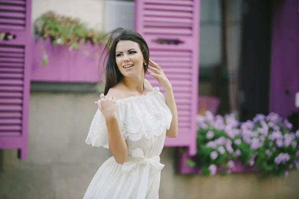 Brunette in een jurk — Stockfoto
