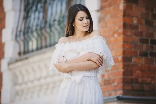 Morena en un vestido — Foto de Stock