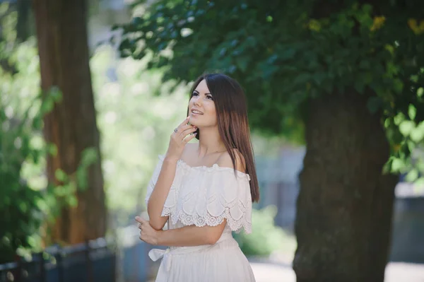 Morena en un vestido — Foto de Stock