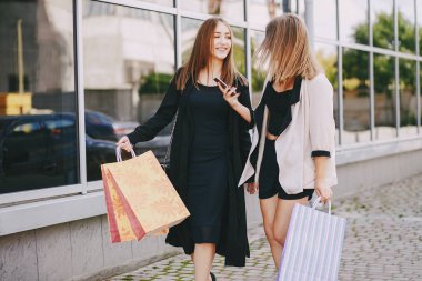 kızlar alışveriş üzerinde