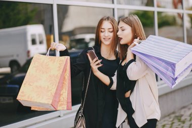 kızlar alışveriş üzerinde