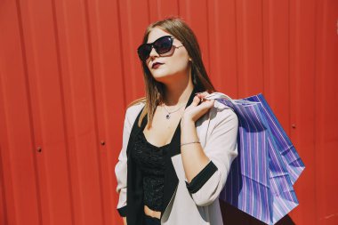 Kız alışveriş üzerinde