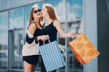 kızlar alışveriş üzerinde