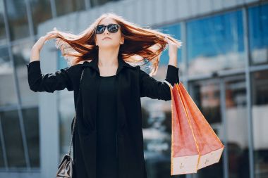 Kız alışveriş üzerinde