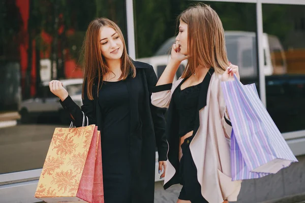 Mädchen beim Einkaufen — Stockfoto