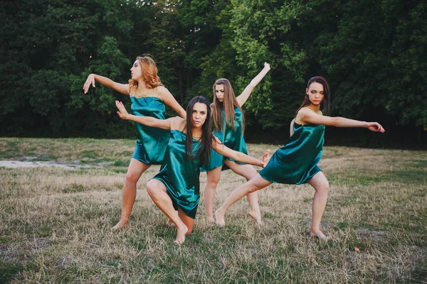 Girls in nature — Stock Photo, Image